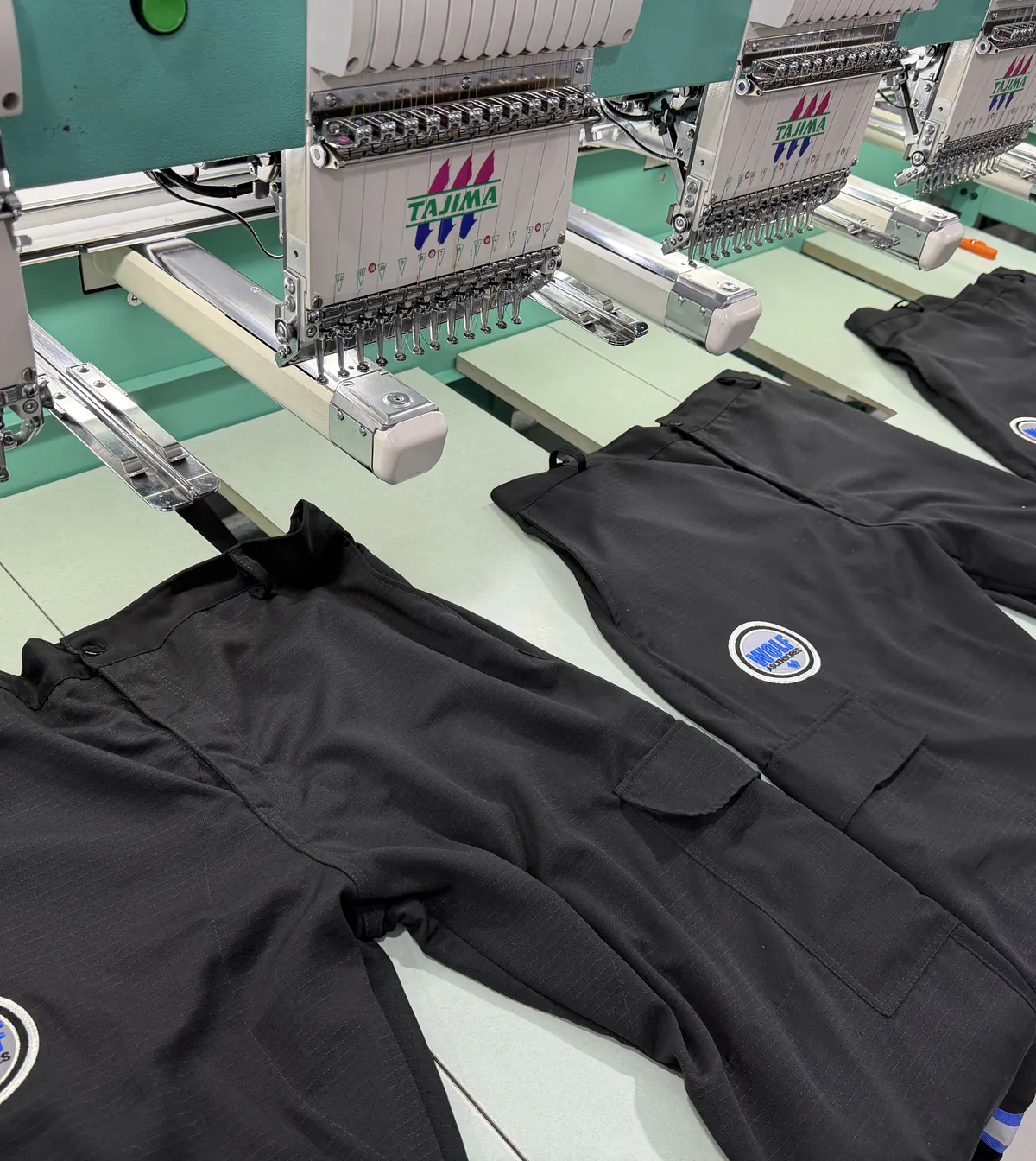 Pantalones de trabajo con cinta reflectiva y escudo bordado en la planta